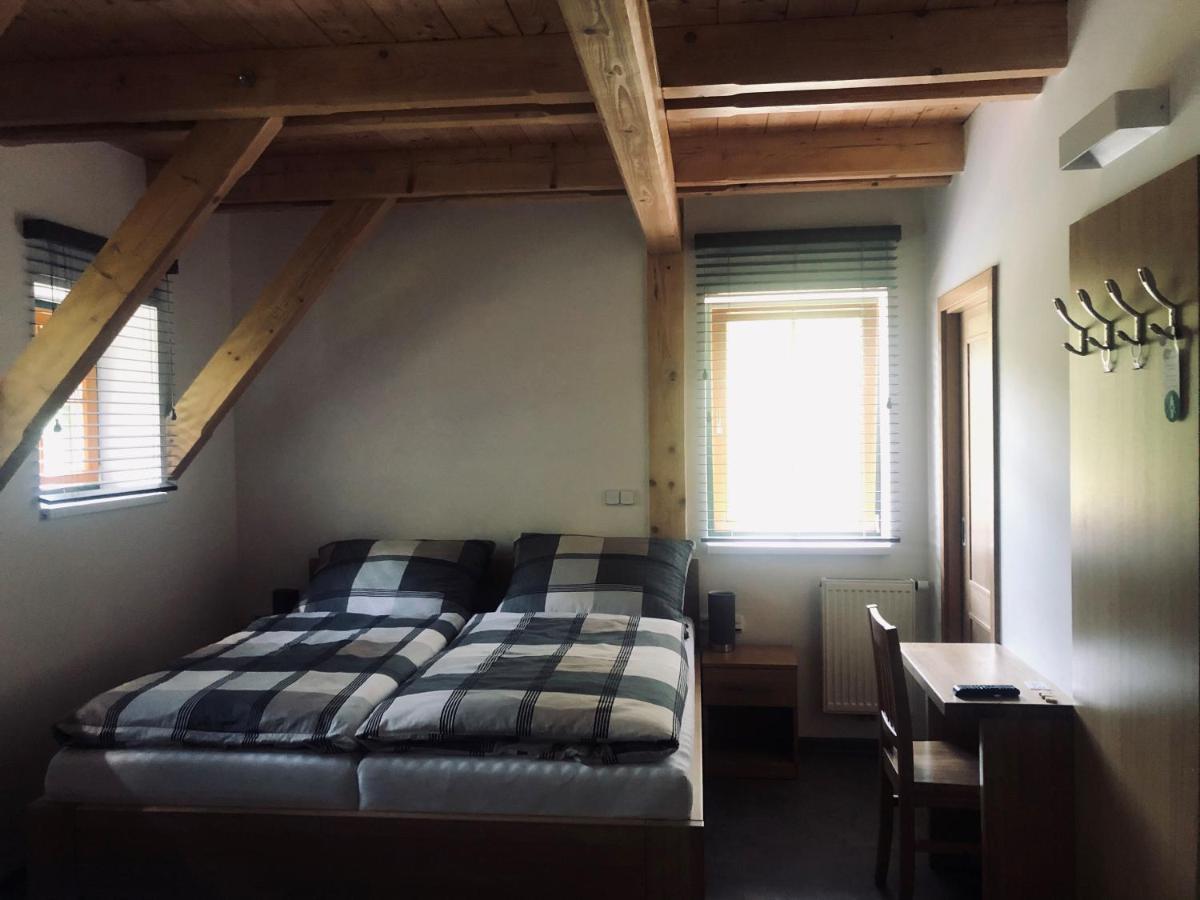 Hotel Kamenacka Myslivna à Moravany  Extérieur photo