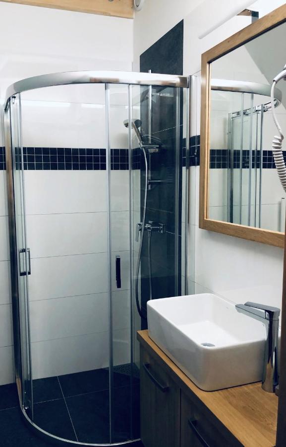Hotel Kamenacka Myslivna à Moravany  Extérieur photo
