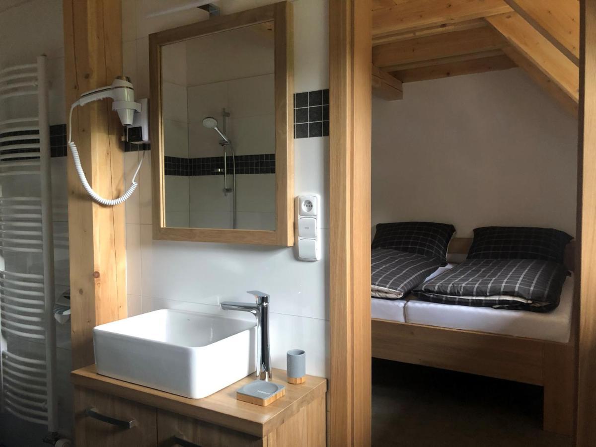 Hotel Kamenacka Myslivna à Moravany  Extérieur photo