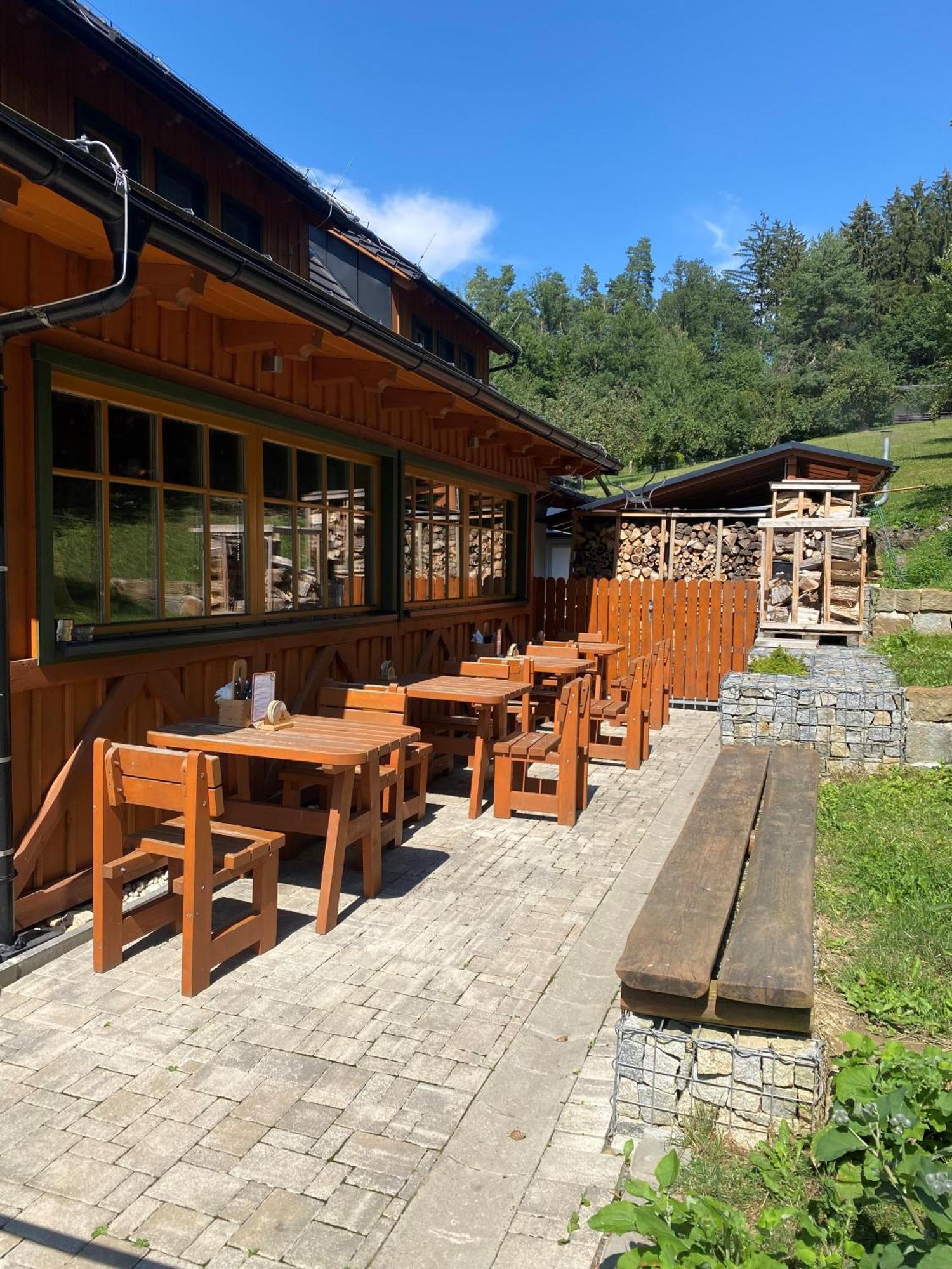 Hotel Kamenacka Myslivna à Moravany  Extérieur photo